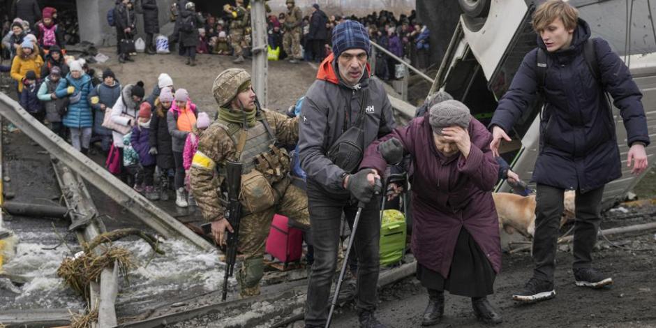 Ciudadanos ucranianos huyen de su país ante los ataques de fuerzas rusas.