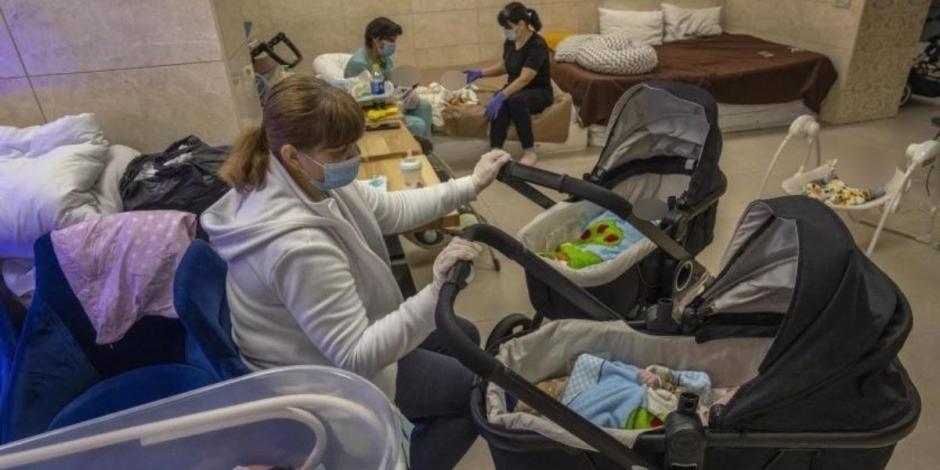 Enfermeras cuidan a bebés recién nacidos de vientres de alquiler en un refugio ubicado en Kiev, Ucrania.