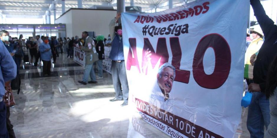 En el AIFA se lleva a cabo una pequeña manifestación de apoyo a la revocación de mandato del Presidente Andrés Manuel López Obrador