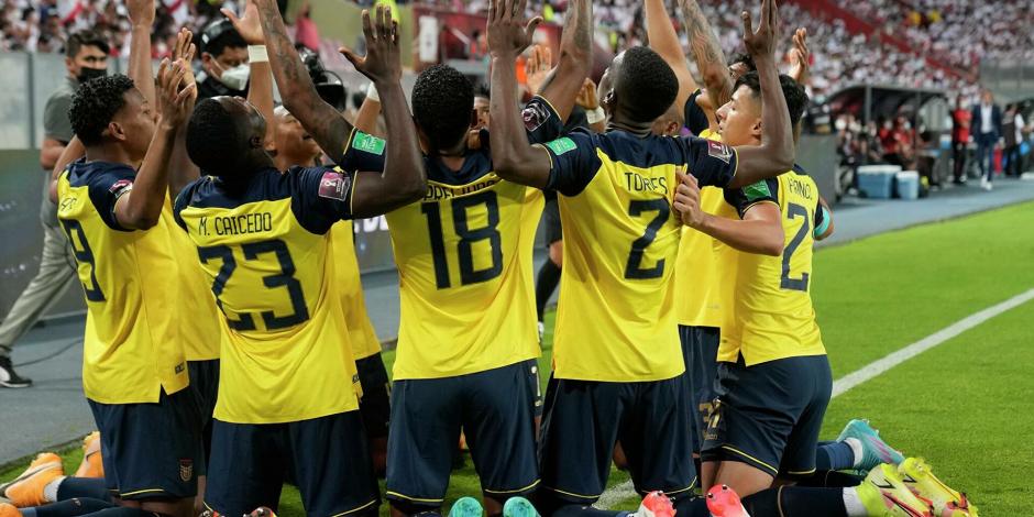 Jugadores de Ecuador festejan uno de sus goles en eliminatorias, el mes pasado.