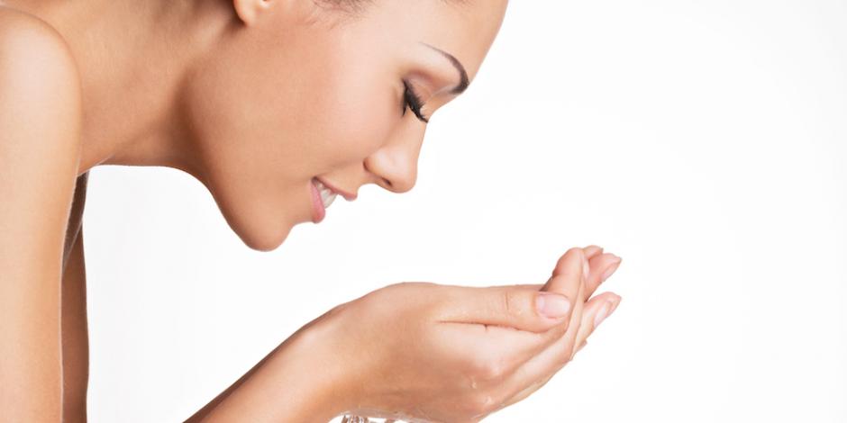 Lavar el rostro con agua fría te permite tener una piel sana.