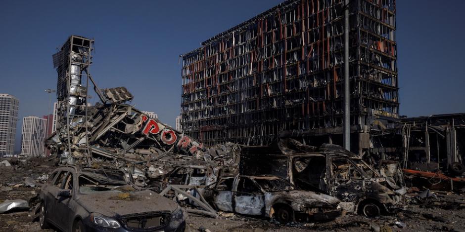 Restos de centro comercial y alrededores después de ser golpeado en un ataque militar en el distrito Podilskyi de Kiev, ayer.