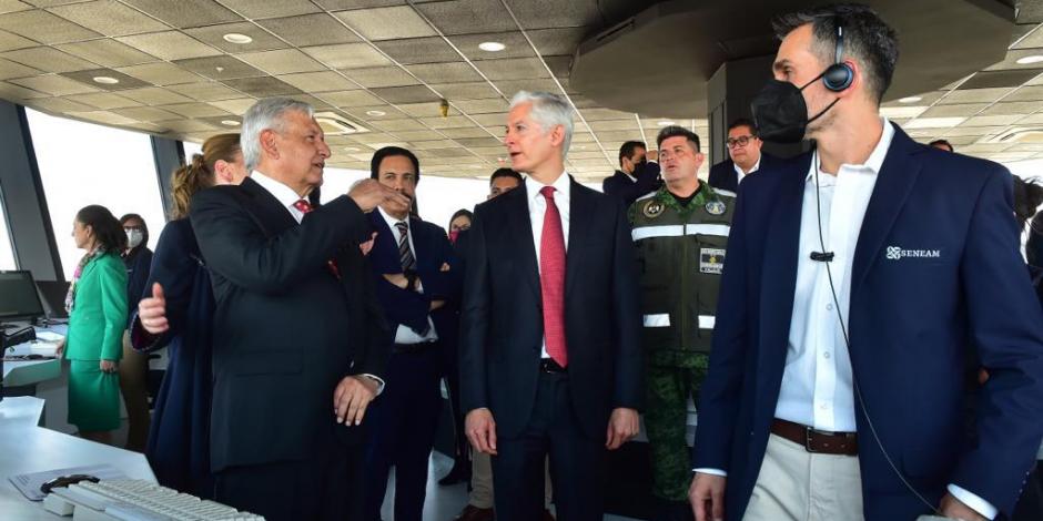 El Presidente conversa con los gobernadores Alfredo Del Mazo y Omar Fayad, ayer, en la torre de control de la nueva terminal aérea.