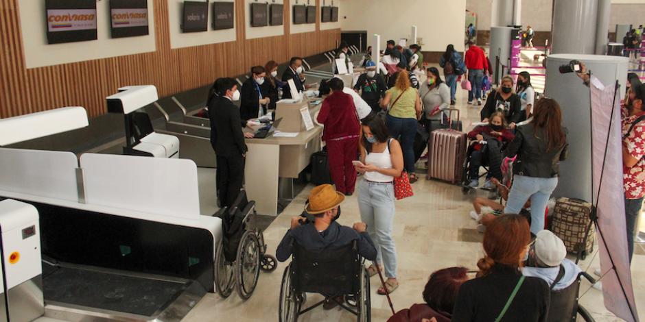 Personas con discapacidad se vieron afectadas luego de que los elevadores de la nueva terminal aérea aún no funcionaban.