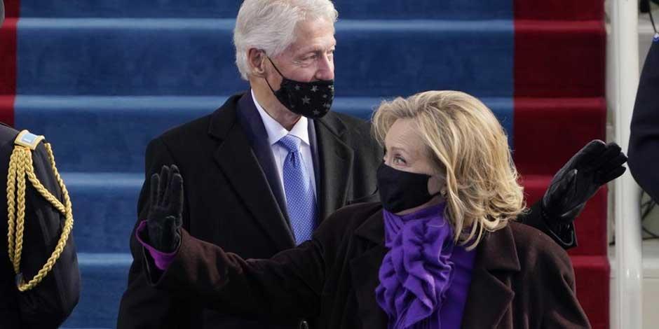 En esta foto de archivo del 20 de enero de 2021, la ex secretaria de Estado Hillary Clinton, a la derecha, y el ex presidente Bill Clinton, a la izquierda, llegan para la inauguración presidencial número 59 en el Capitolio de EU
