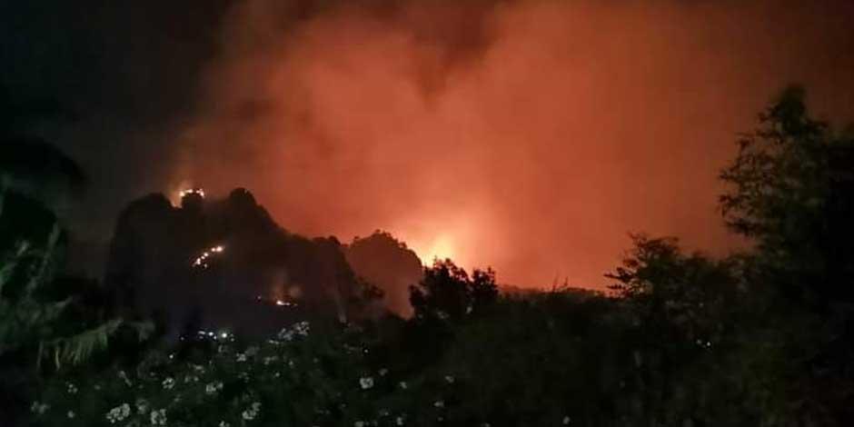 En Morelos, se registra fuerte incendio forestal en el Cerro del Tepozteco