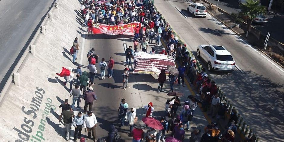 Maestros del CETEG bloquearon la Autopista del Sol en Guerero.