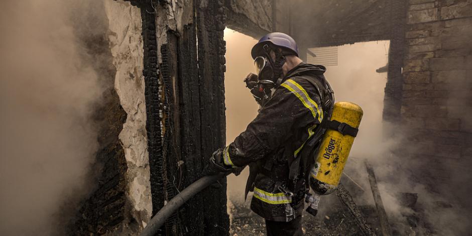 Bomberos apagan un incendio en una zona residencial de Kiev.