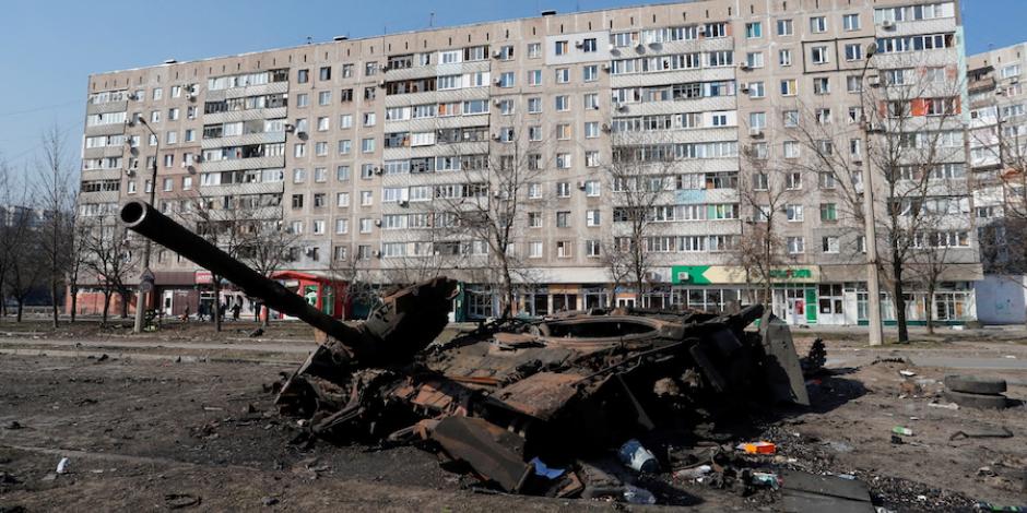 Un tanque militar destruido frente a una zona residencial en Ucrania.