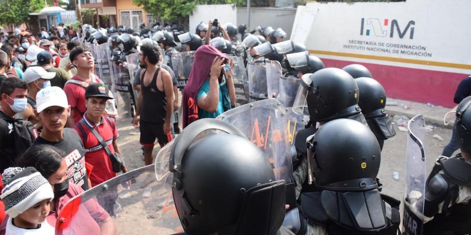 Migrantes se enfrentan con elementos de la Guardia Nacional, tras irrumpir en las oficinas del INM en Tapachula, el pasado 18 de marzo.