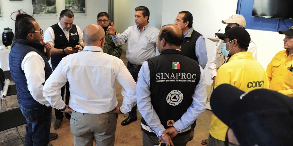 El gobernador informó que los trabajos se realizan al momento con 250 personas del Ejército Mexicano, Guardia Nacional, CONAFOR, Protección Civil del Estado, entre otros.
