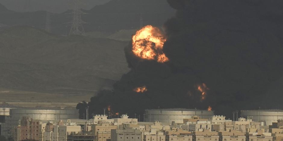 Atacan con misil refinería cercana al GP de Arabia Saudí.