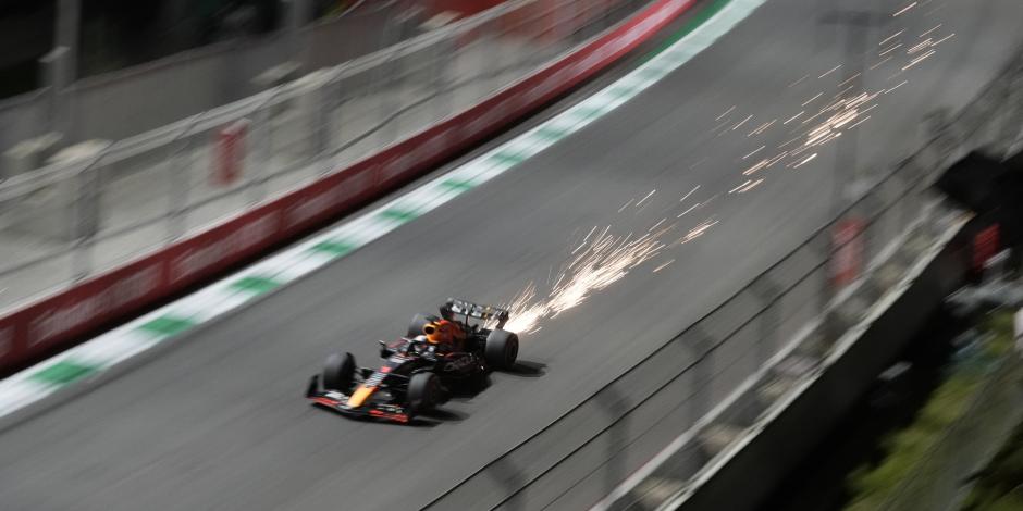 Max Verstappen en su Red Bull durante la clasificación del Gran Premio de Arabia Saudita de F1.