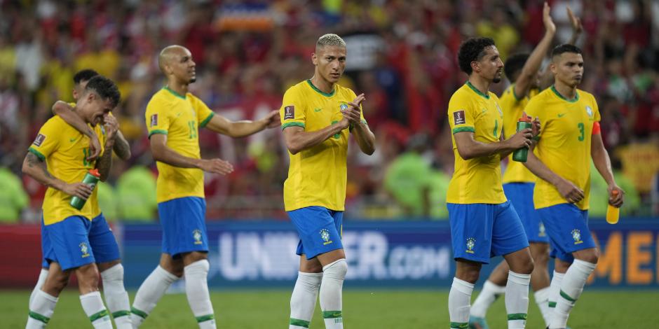 Futbolistas de la selección de Brasil festejan después de golear 4-0 a Chile en la penúltima fecha de las eliminatorias sudamericanas hacia Qatar 2022.