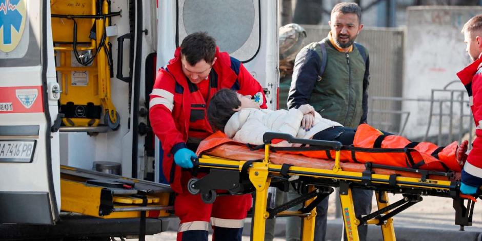 Mujer que resultó lesionada luego de un bombardeo en Kiev, Ucrania