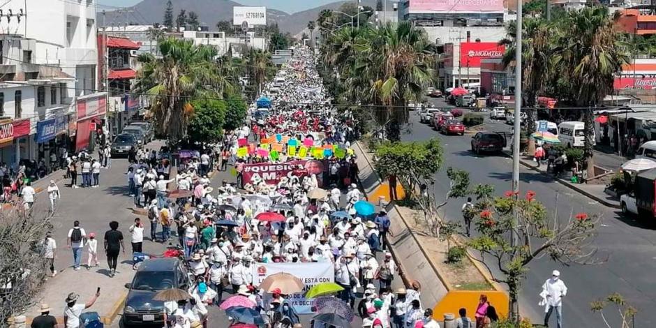 Cientos de personas se comenzaron a concentrar en el Parque Margarita Maza de Juárez, al norte de Chilpancingo, y avanzaron hacia el sur