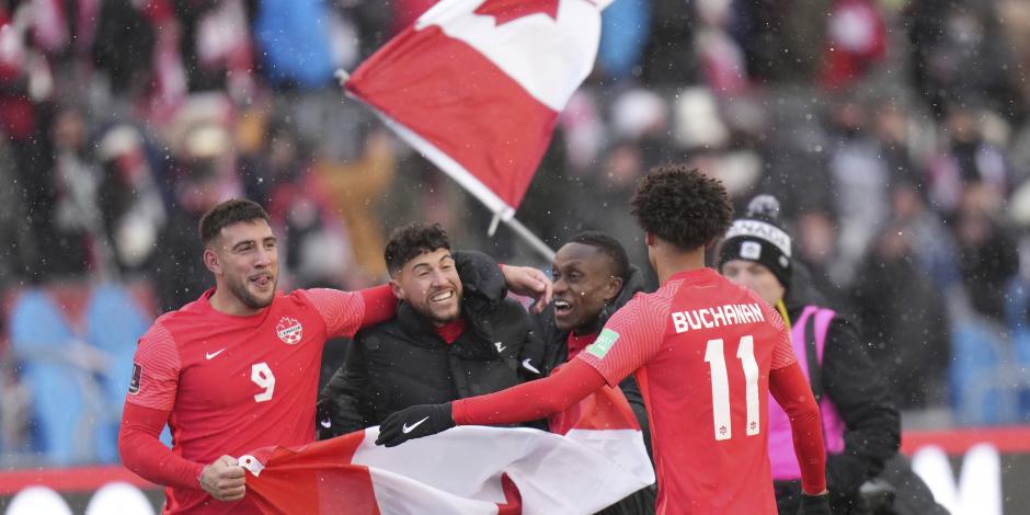 Jugadores de Canadá festejan su clasificación a Qatar 2022 después de vencer 4-0 a Jamaica.