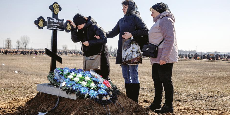 Familiares asisten al funeral  de uno de los sobrevivientes del Holocausto, ayer en Járkov.