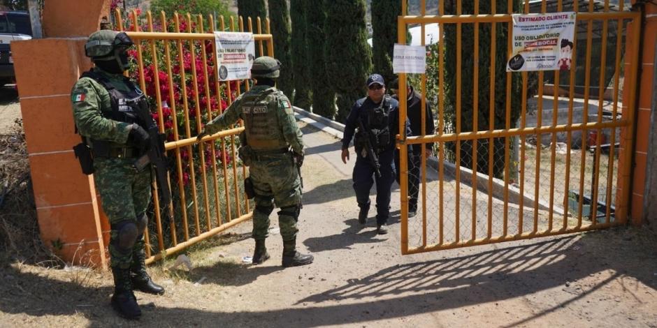 Elementos de un equipo especial de la Secretaría de Seguridad de Michoacán arriban al lugar en donde ayer fueron asesinadas 20 personas en Zinapécuaro, durante un palenque clandestino.