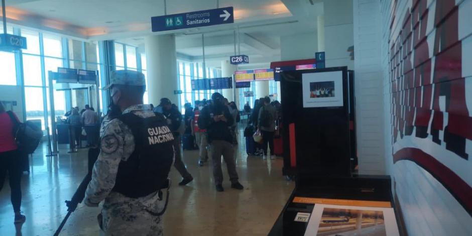 Elementos de la GN implementan protocolo de seguridad en  el Aeropuerto Internacional de Cancún, ayer.