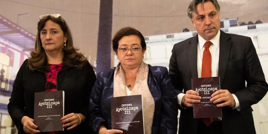 Ángela Buitrago (izq), Claudia Paz (centro) y Francisco Cox, en la presentación del Tercer Informe del GIEI, el 28 de marzo.