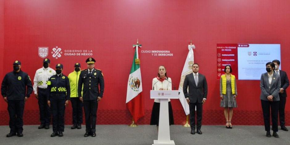 La Jefa de Gobierno, Claudia Sheinbaum (centro), el titular de la SSC, Omar García Harfuch (a su izq.), y los nuevos mandos, ayer, en conferencia de prensa.