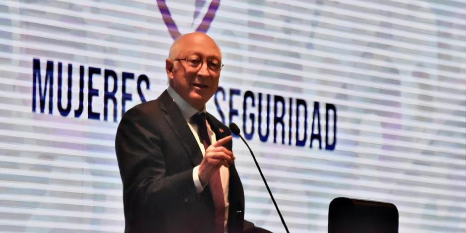 Ken Salazar, embajador de Estados Unidos en México, durante la Conferencia Nacional de "Mujeres y Seguridad".