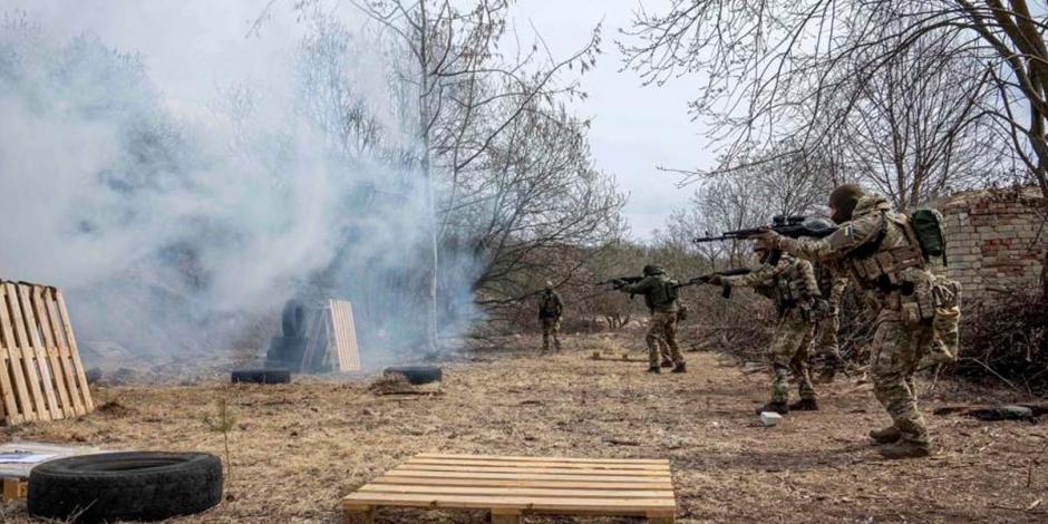 Soldados ucranianos disparan sus armas durante un ejercicio de entrenamiento el martes 29 de marzo de 2022
