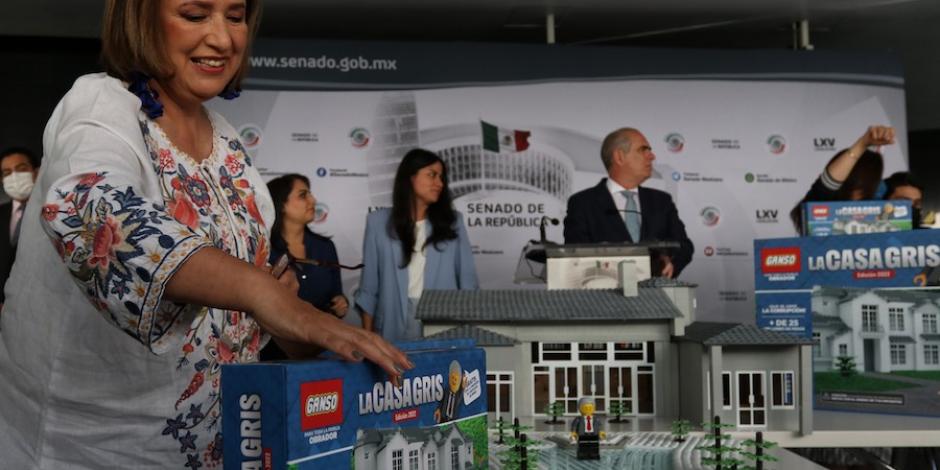 La senadora Xóchitl Gálvez presentó la versión Lego de la “casa gris”, ayer, en conferencia de prensa.