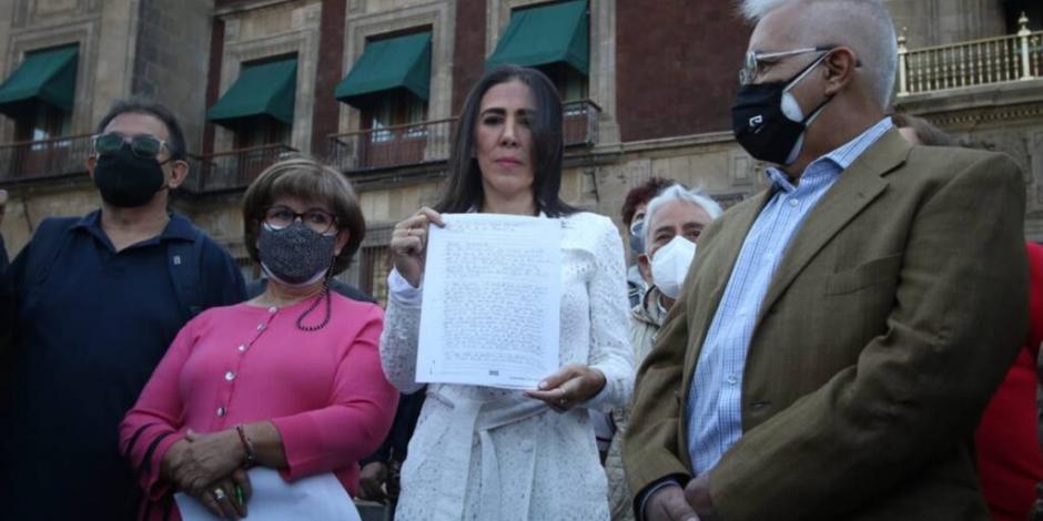 La hija de Rosario Robles leyó la carta frente a Palacio Nacional.