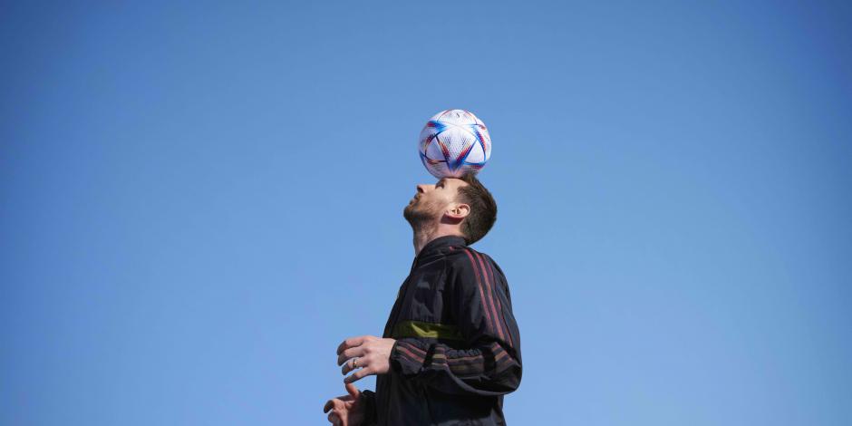 Lionel Messi fue uno de los modelos para presentar el balón del Mundial Qatar 2022.