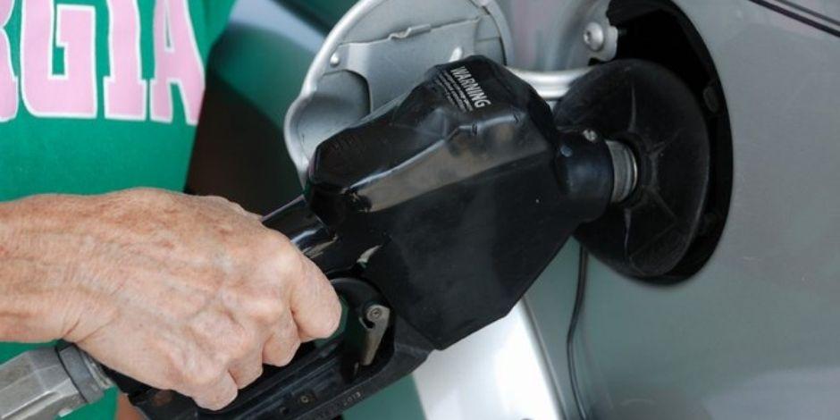 Ingresos públicos crecen 5.9% de enero a abril, pese a fuerte caída de IEPS a gasolinas.