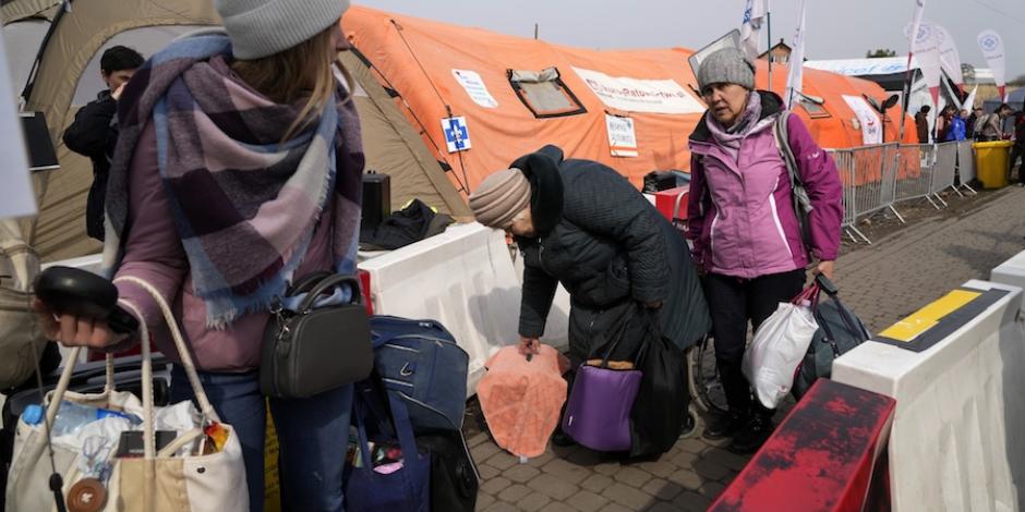 Refugiadas se instalan en campamentos en Polonia, ayer, tras cruzar la frontera.