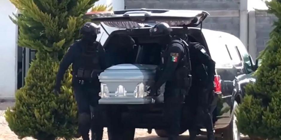Elementos de la Policía Estatal cargando el féretro de su compañero Julio Esparza Enríquez