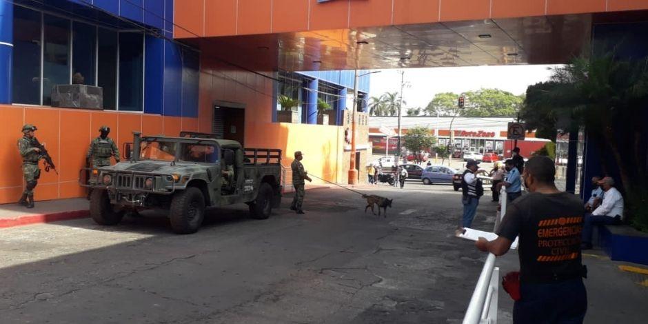 Amenaza de bomba provocó la evacuación de personas en centro comercial de Morelos.