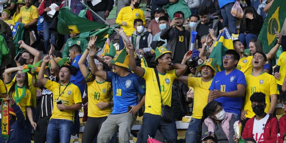 Aficionados brasileños festejan un gol en las eliminatorias.