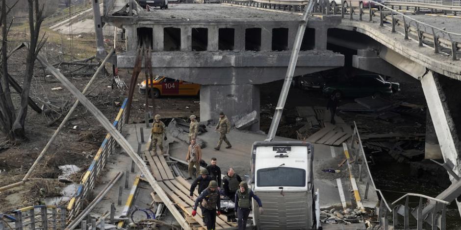 Soldados ucranianos recuperan el cuerpo de un civil alcanzado por un bombardeo, cerca de Kiev.