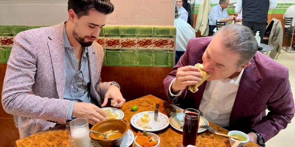 El exgobernador de Sinaloa, Quirino Ordaz, compartió una foto en sus redes sociales comiendo tacos con su hiijo en la capital mexicana, ayer.