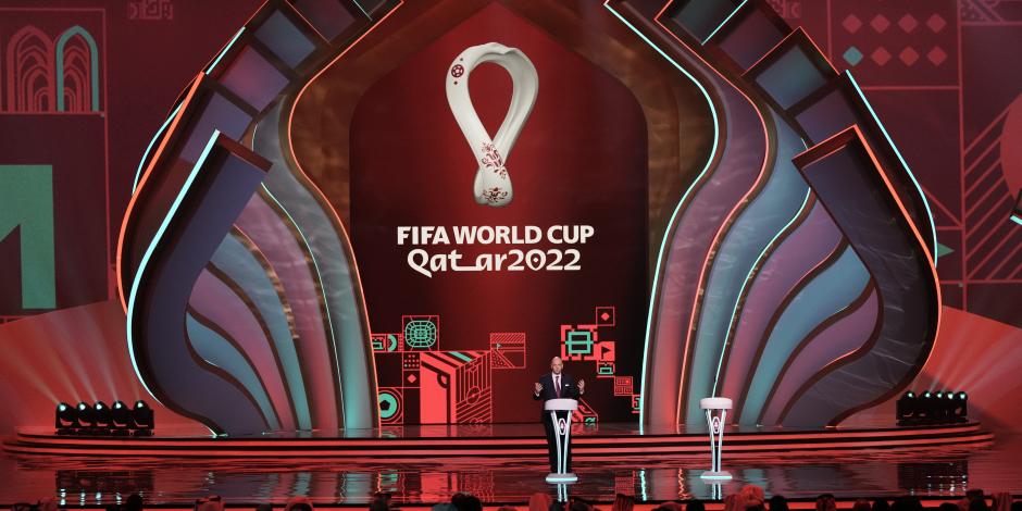 Gianni Infantino, presidente de la FIFA, da un discurso antes del sorteo del Mundial Qatar 2022.