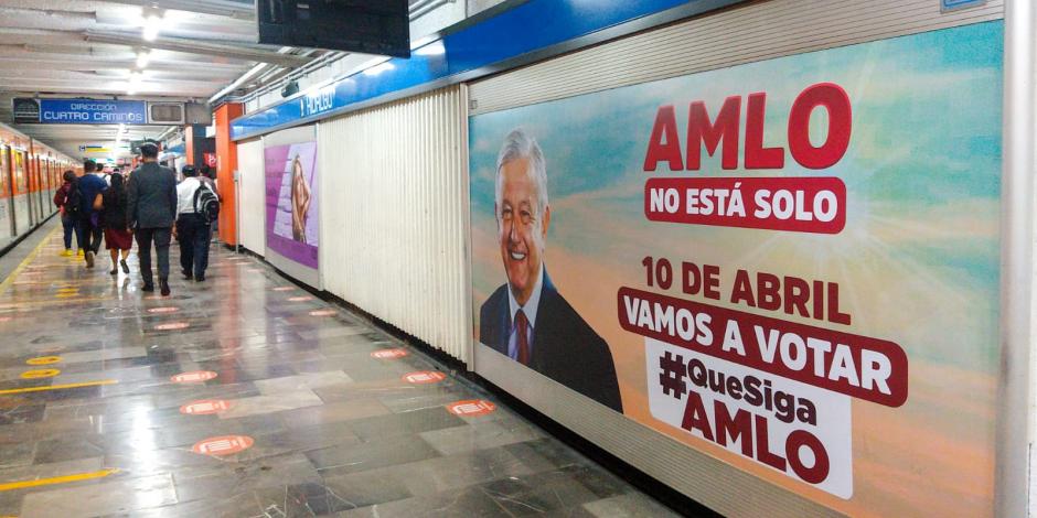 Propaganda a favor del Presidente Andrés Manuel López Obrar en el Metro de la CDMX.