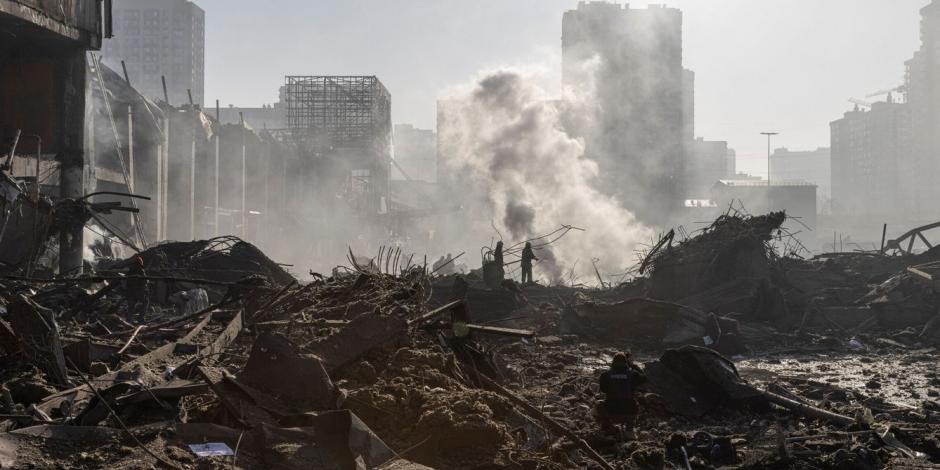 Volodimir Zelenski alertó que conforme se retiran de los alrededores de Kiev, las tropas rusas están creando una situación "catastrófica" para los civiles
