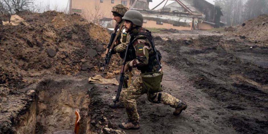 Militares ucranianos en una trinchera que era ocupada por homólogos rusos en la periferia de Kiev
