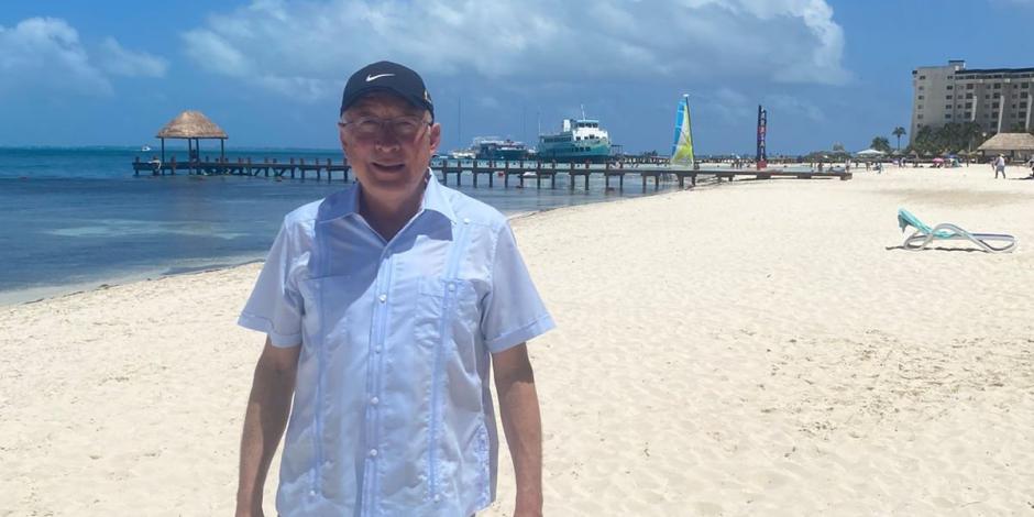 Ken Salazar, embajador de EU en México, disfruta del turismo en playas mexicanas.