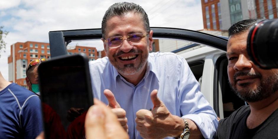 El candidato presidencial Rodrigo Chaves hace un gesto a sus seguidores el día de la segunda vuelta de las elecciones presidenciales de Costa Rica entre él y el expresidente José María Figueres.