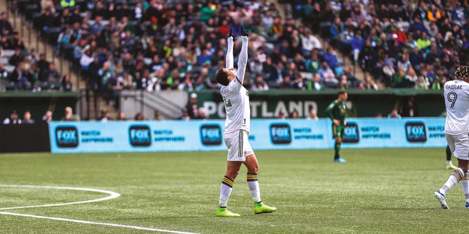 Hernández celebra uno de sus dos goles, ayer en la MLS.