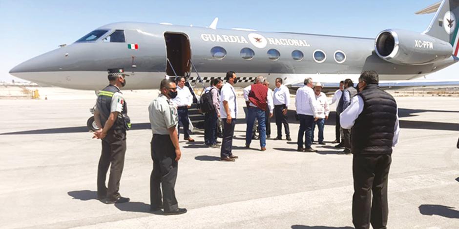 Supuestos morenistas junto al avión de la GN, en una foto compartida por Acosta Naranjo en Twitter, ayer.