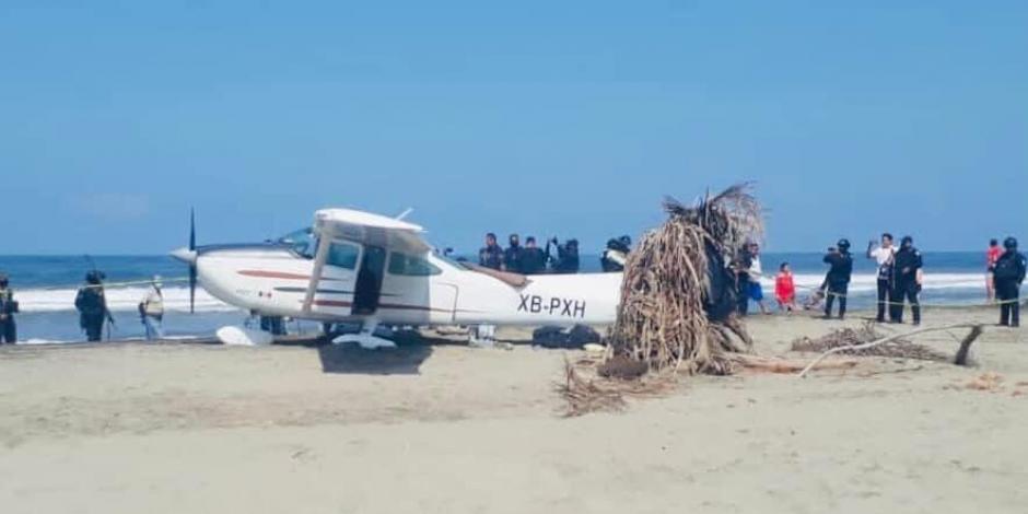 Avioneta hace aterrizaje en Playa Linda, Ixtapa Zihuatanejo