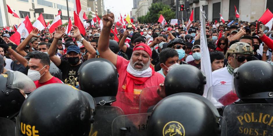 Peruanos protestan contra gobierno del presidente Castillo tras toque de queda impuesto por manifestaciones por costo de combustible.