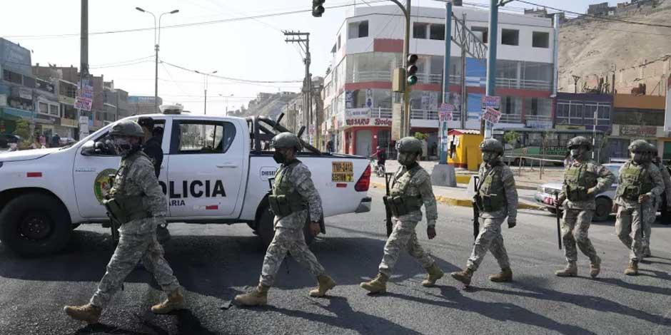 Fuerzas especiales de la policía llegan a un puesto de control en el distrito de Manchay, en las afueras de Lima, Perú, el martes 5 de abril de 2022