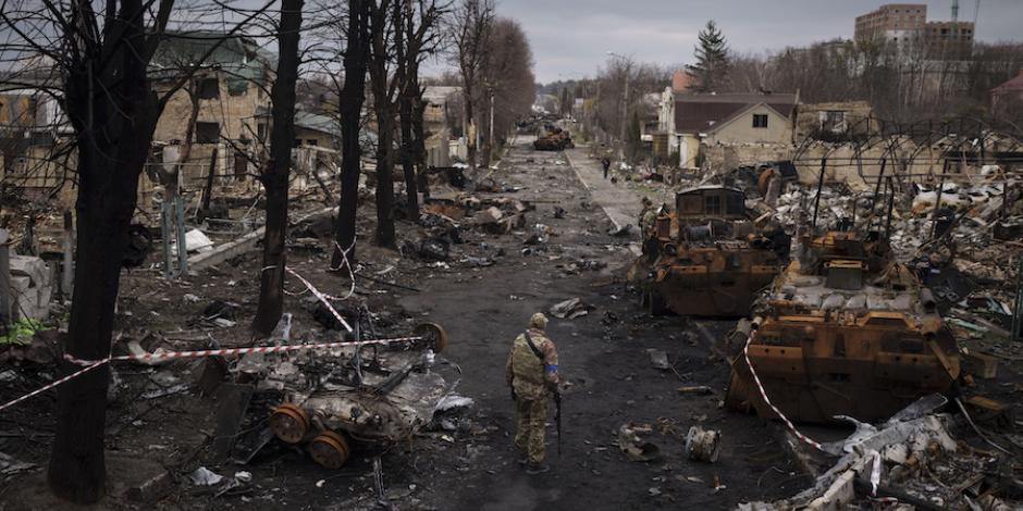 Un militar ucraniano camina entre calles devastadas de Bucha.